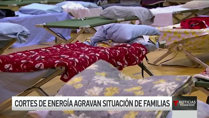 ¡Mamá, tengo frío! Familia hispana se muda a un refugio tras la falta de energía eléctrica en...