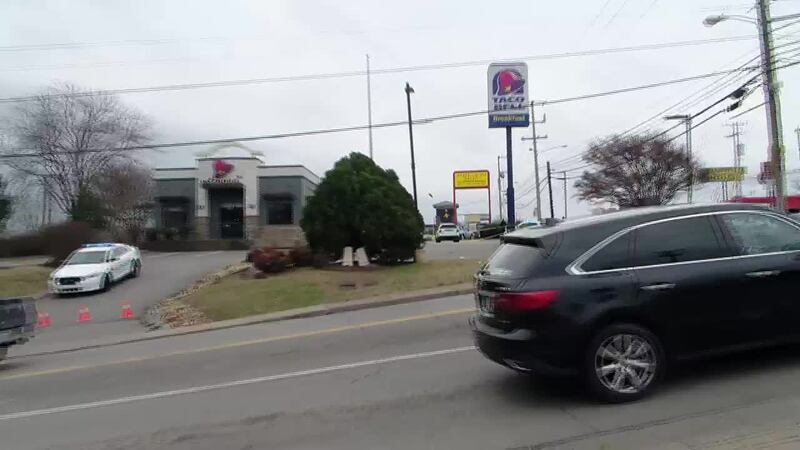 Furia al volante deja un herido afuera de Taco Bell. Autoridades buscan al otro auto involucrado