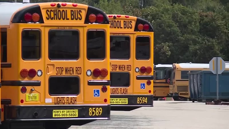 Asistente de autobús escolar fue arrestado y despedido por presuntamente haber abusado de una...