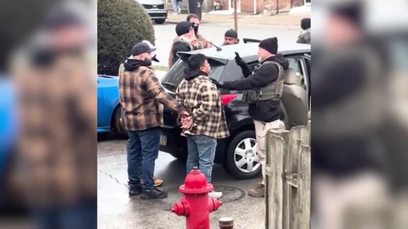 Captan redada en la que agentes detienen a cuatro cuando se dirigían a sus lugares de trabajo....