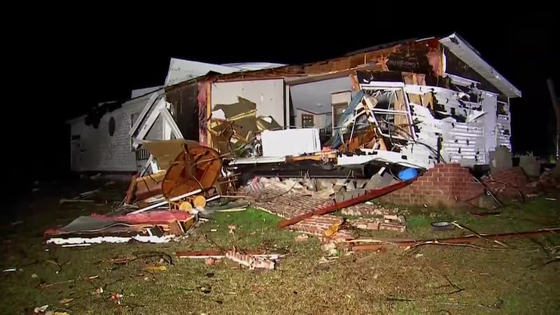 El paso de la tormenta por Tennessee dejó varias casas dañadas y árboles caídos