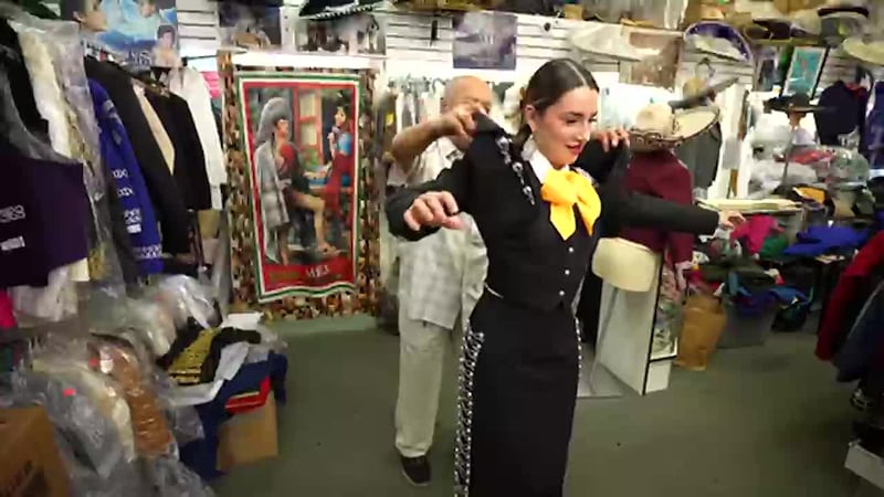 No es mexicano, pero este sastre lleva cuatro décadas confeccionando trajes de charro y...