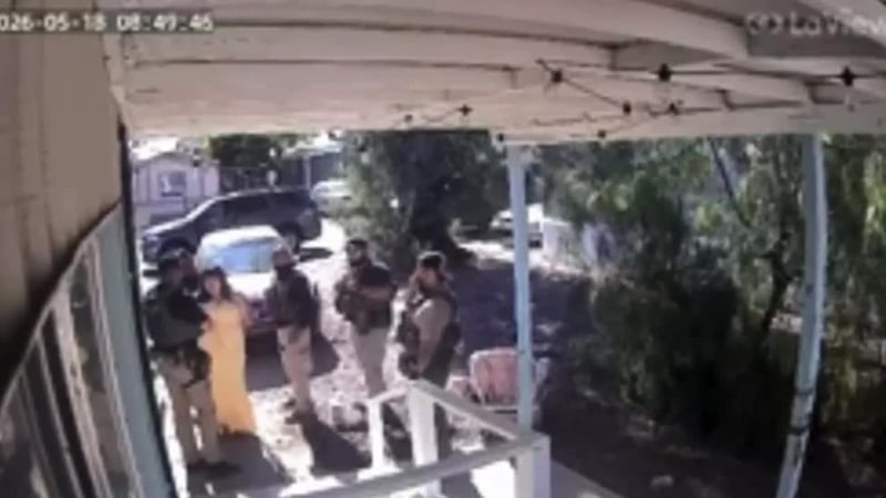 Captado en video el operativo de ICE en el que arrestan a una influencer en su propia casa....