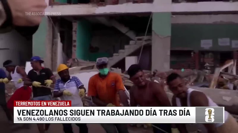 Venezolanos continúan las labores para recuperar los cuerpos de sus seres queridos tras el...