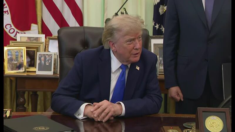Trump firma órdenes ejecutivas para restringir ciudadanía por nacimiento y prohibir 'turismo...