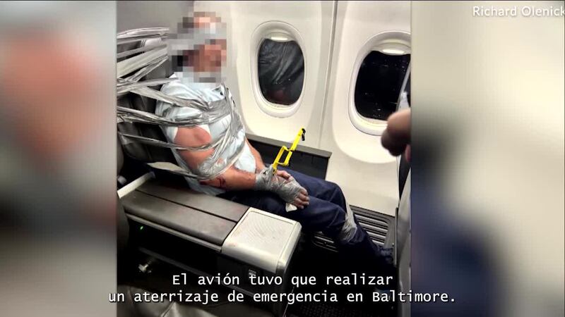 Pasajero de avión inmovilizado con cinta adhesiva tras mostrarse alterado y conflictivo