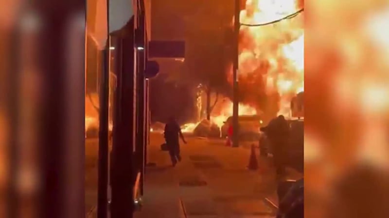 Videos de una cuadra muestra una explosión e incendio en el Bronx, Nueva York. Varios bomberos...