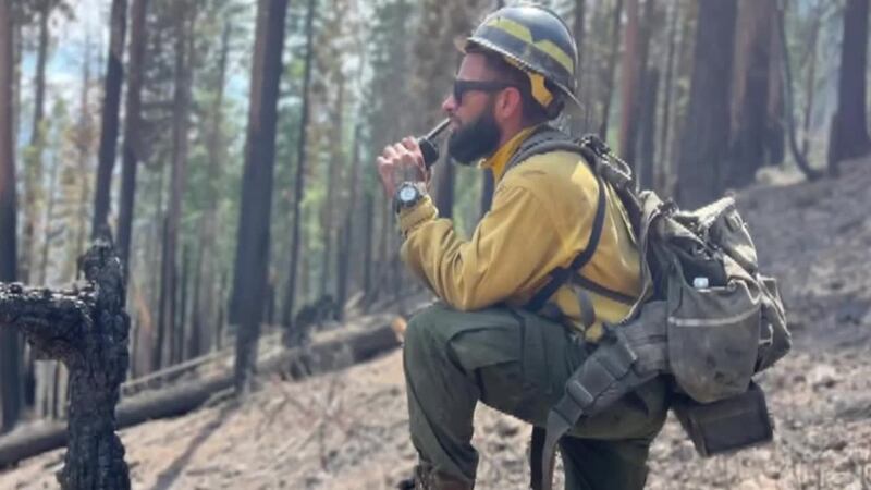 "Me siento traicionado". Rompe silencio bombero arrestado en redada mientras sofocaba un...