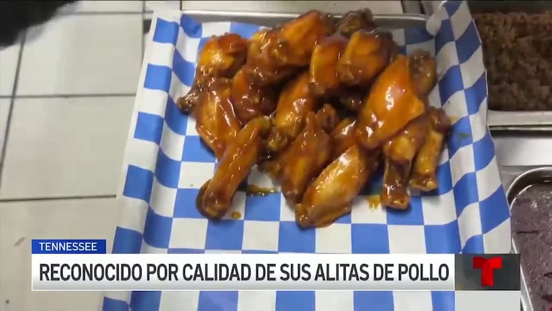 Restaurante hispano recibe reconocmiento al mejor lugar de alitas de pollo en el centro de...